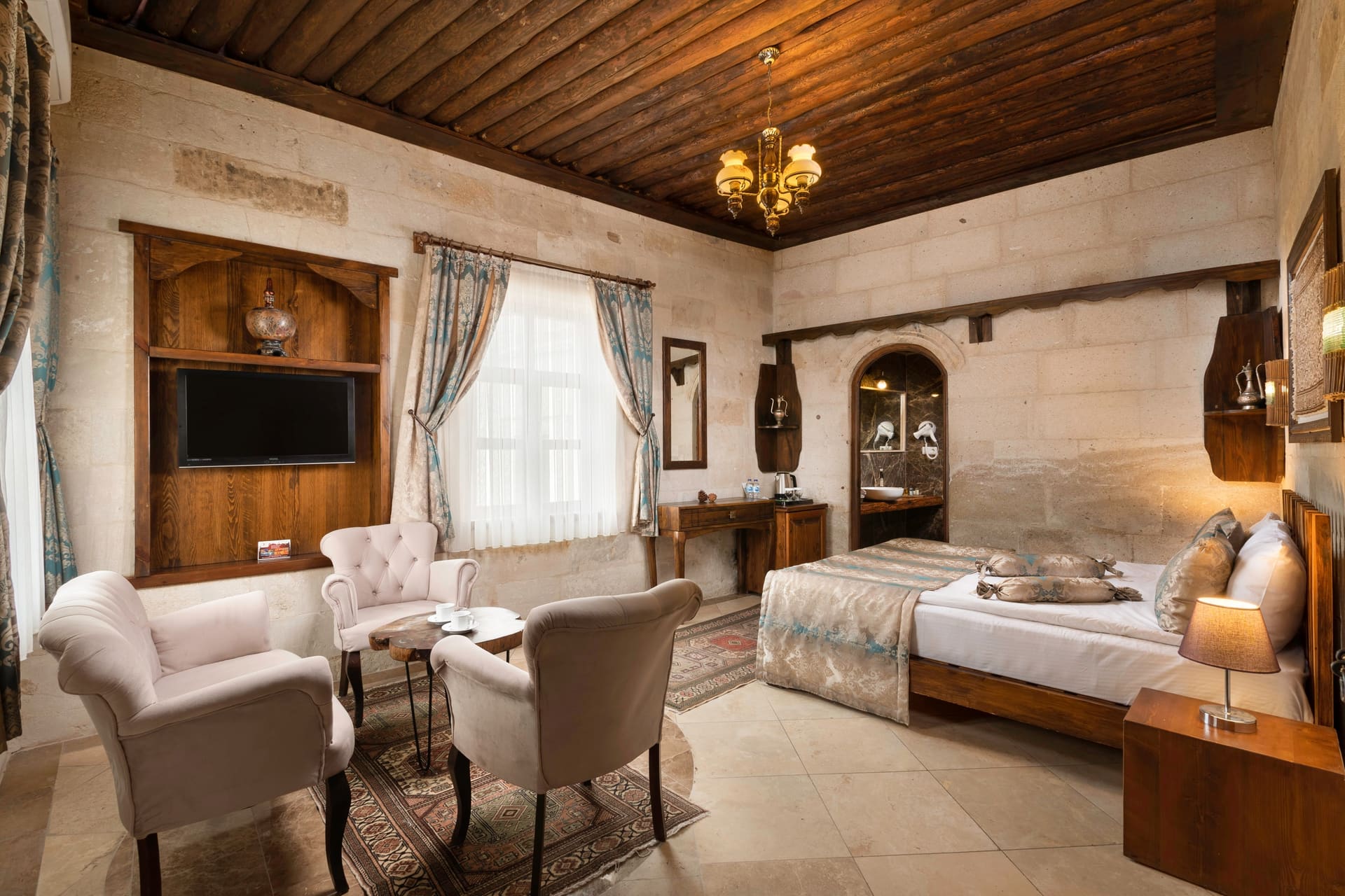 Room 103, Deluxe: Seating nook by the window, two armchairs, wall-mounted television