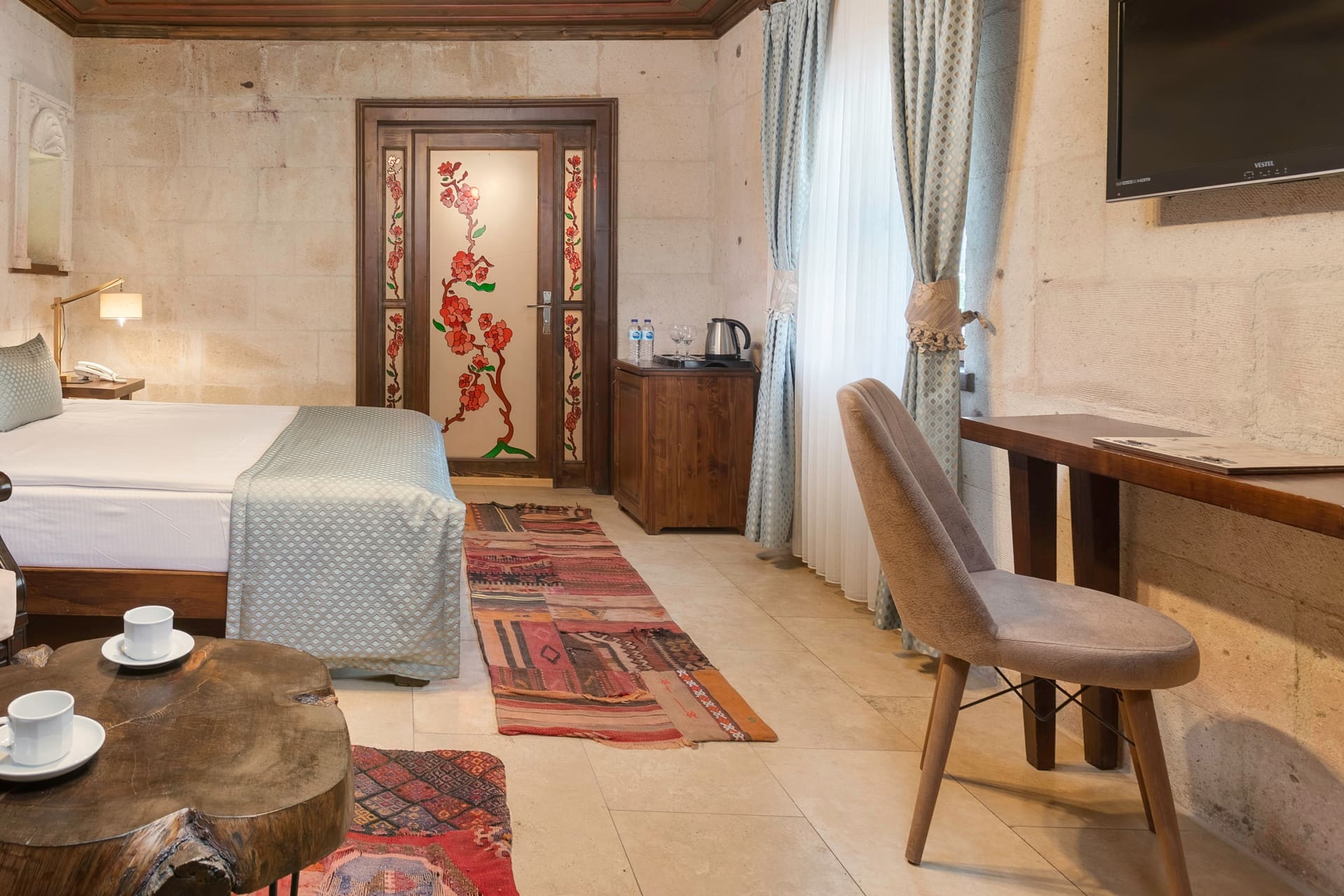 Room 116, Deluxe: Bed, chair, cabinet and small table