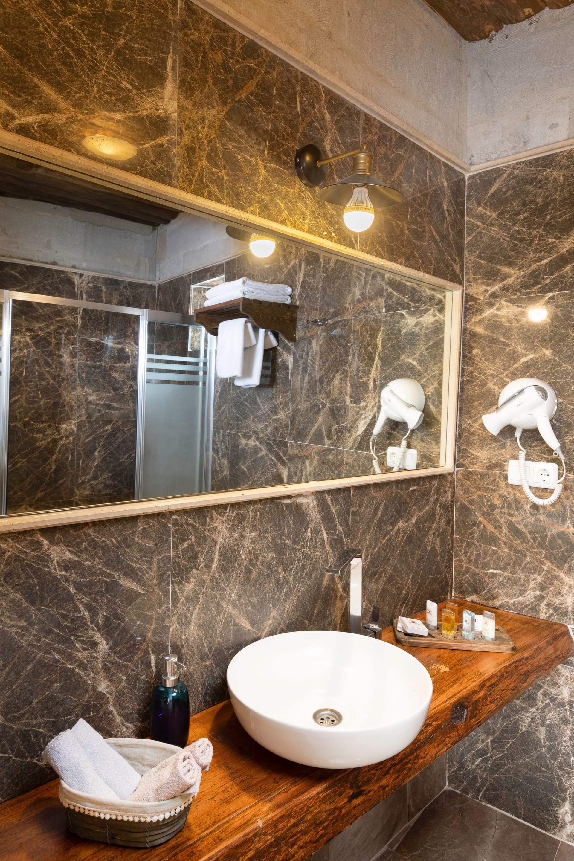 Room 103, Deluxe: Marble-counter sink and mirror