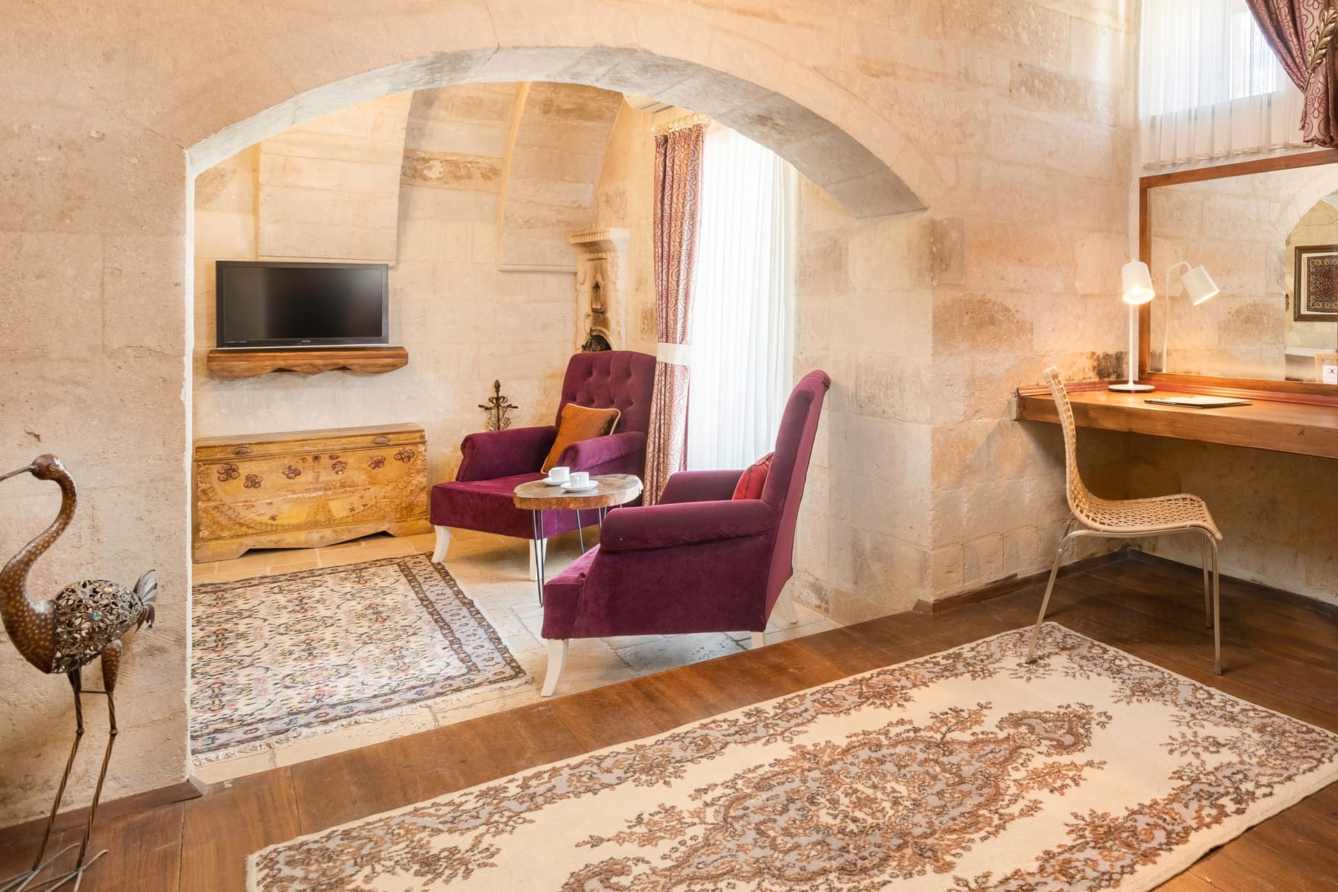 Room 109, Deluxe: Armchair, desk, window and television