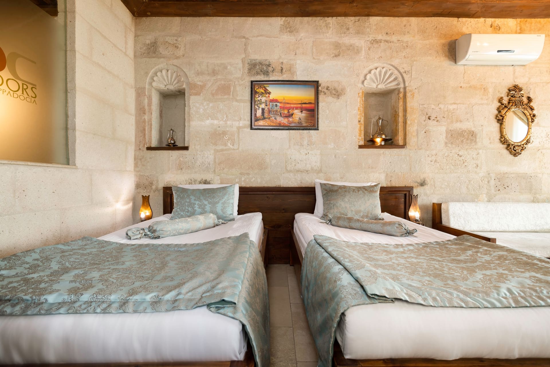 Room 118, Deluxe: Two beds, framed artwork and an ornate mirror on the wall