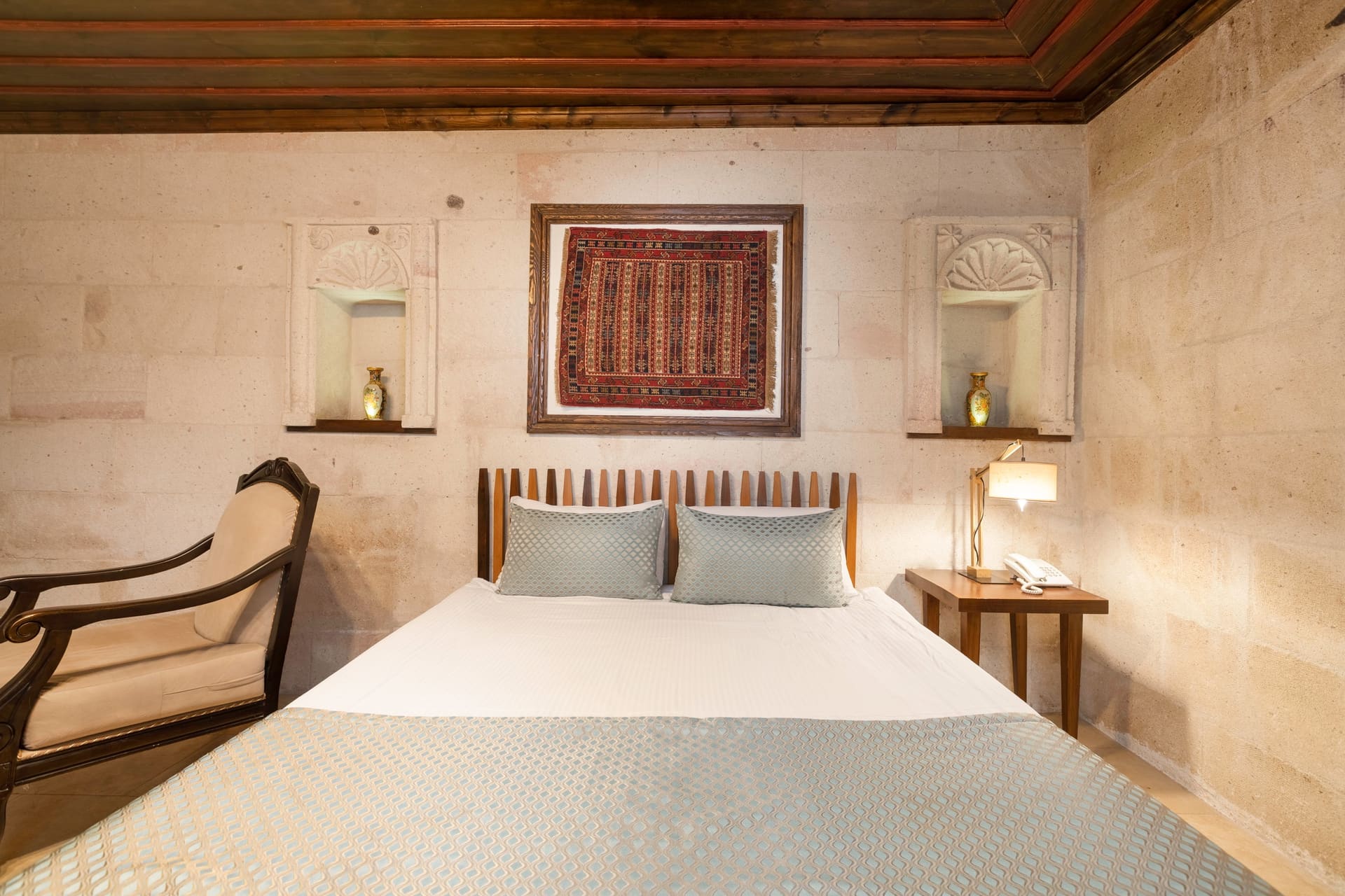 Room 116, Deluxe: Close view of the headboard, vase in a wall niche, lamp