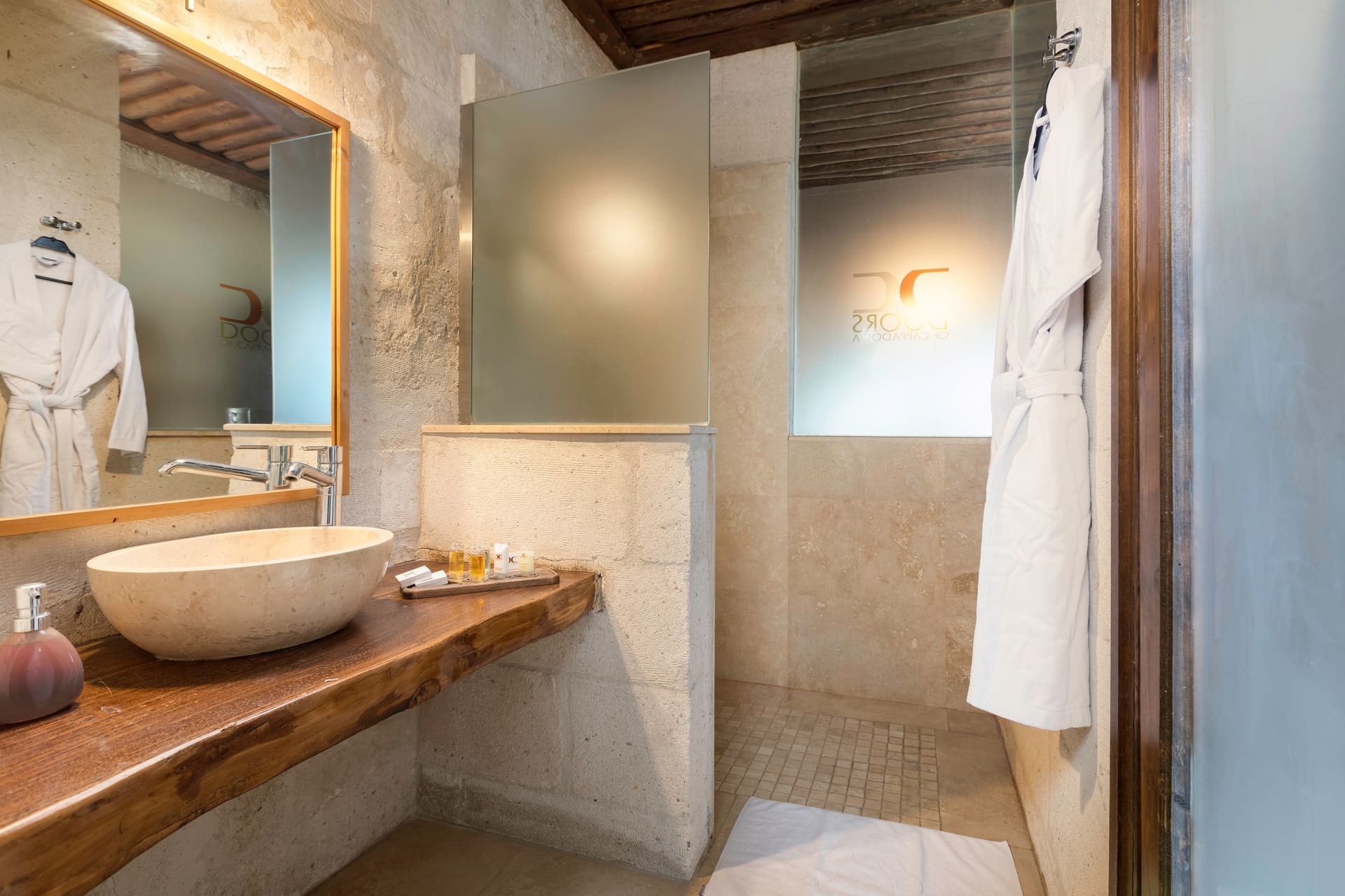 Room 118, Deluxe: Oval sink, shower stall, mirror, hanging bathrobe