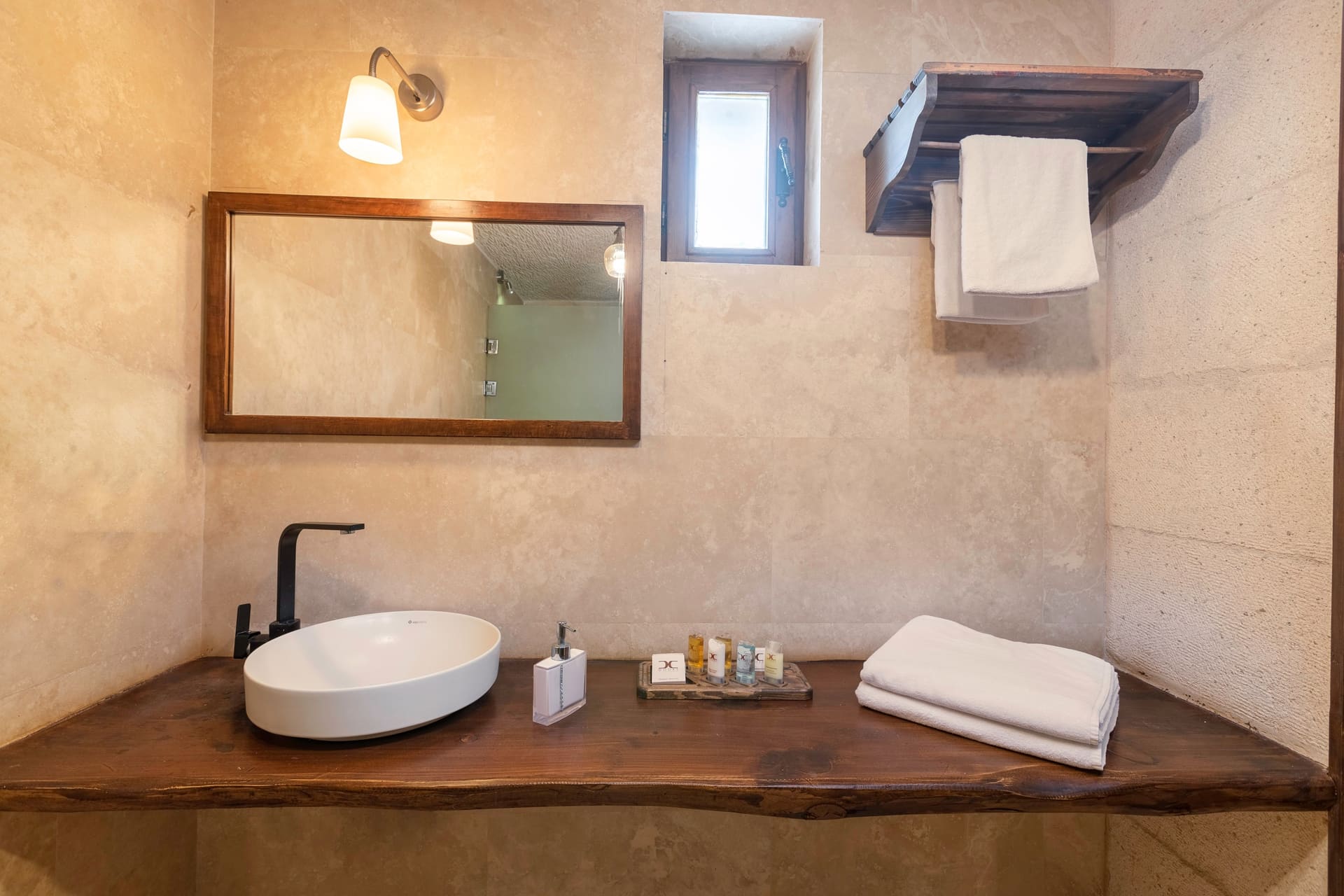 Room 116, Deluxe: Sink on a wooden counter, mirror and towel rack