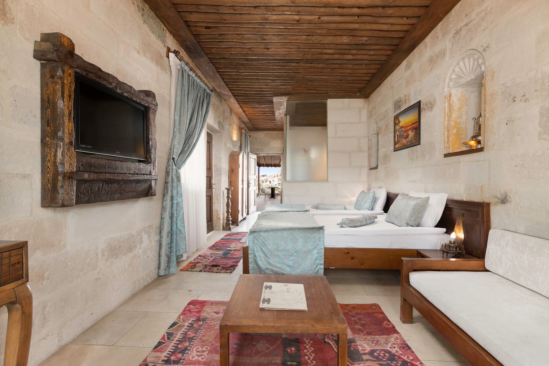 Room 118, Deluxe: Two single beds, wall-mounted television, overview with a bench seat