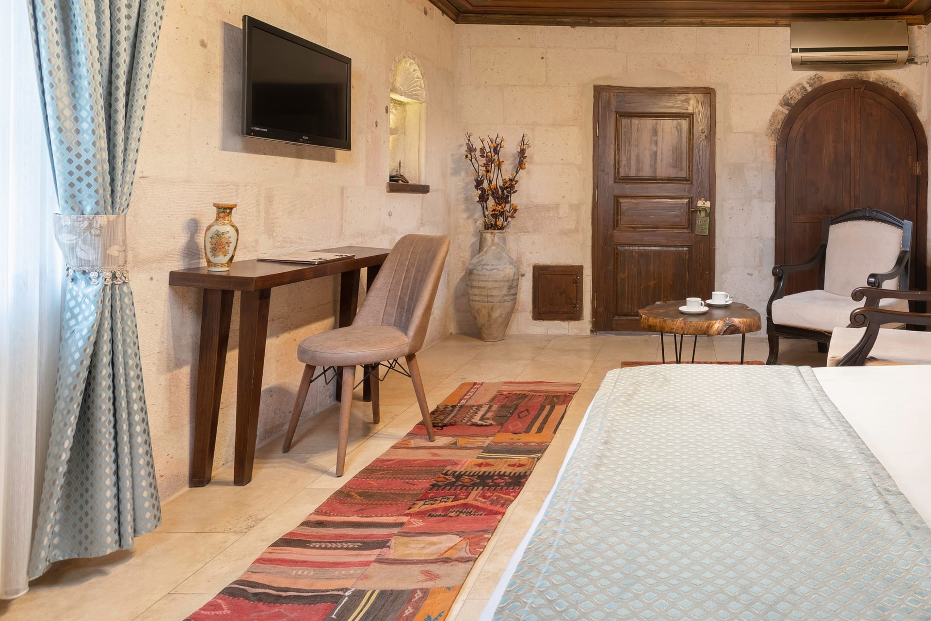 Room 116, Deluxe: Bed, desk with chair, curtain and vase