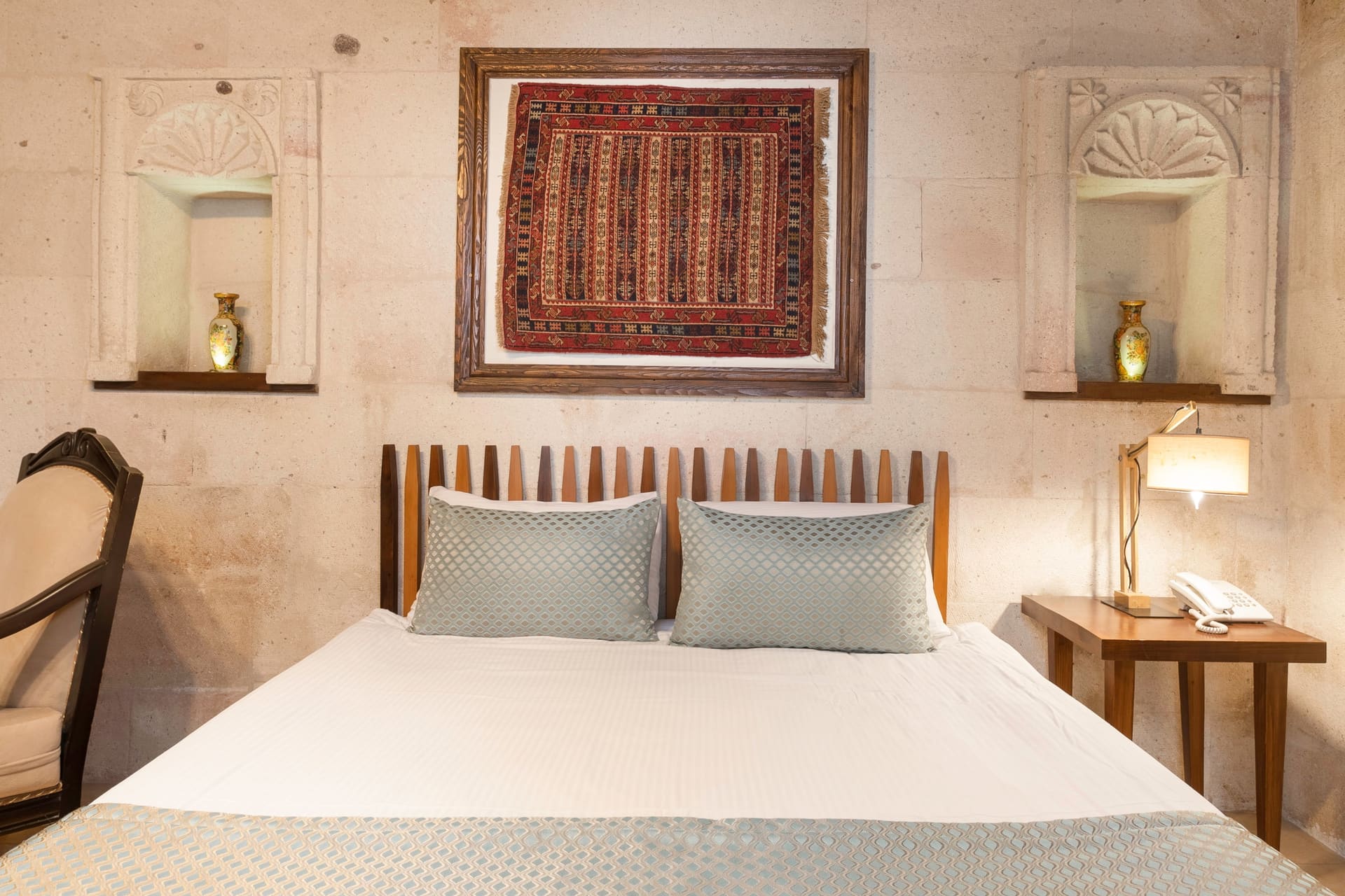 Room 116, Deluxe: Headboard with a woven wall hanging above, lamp