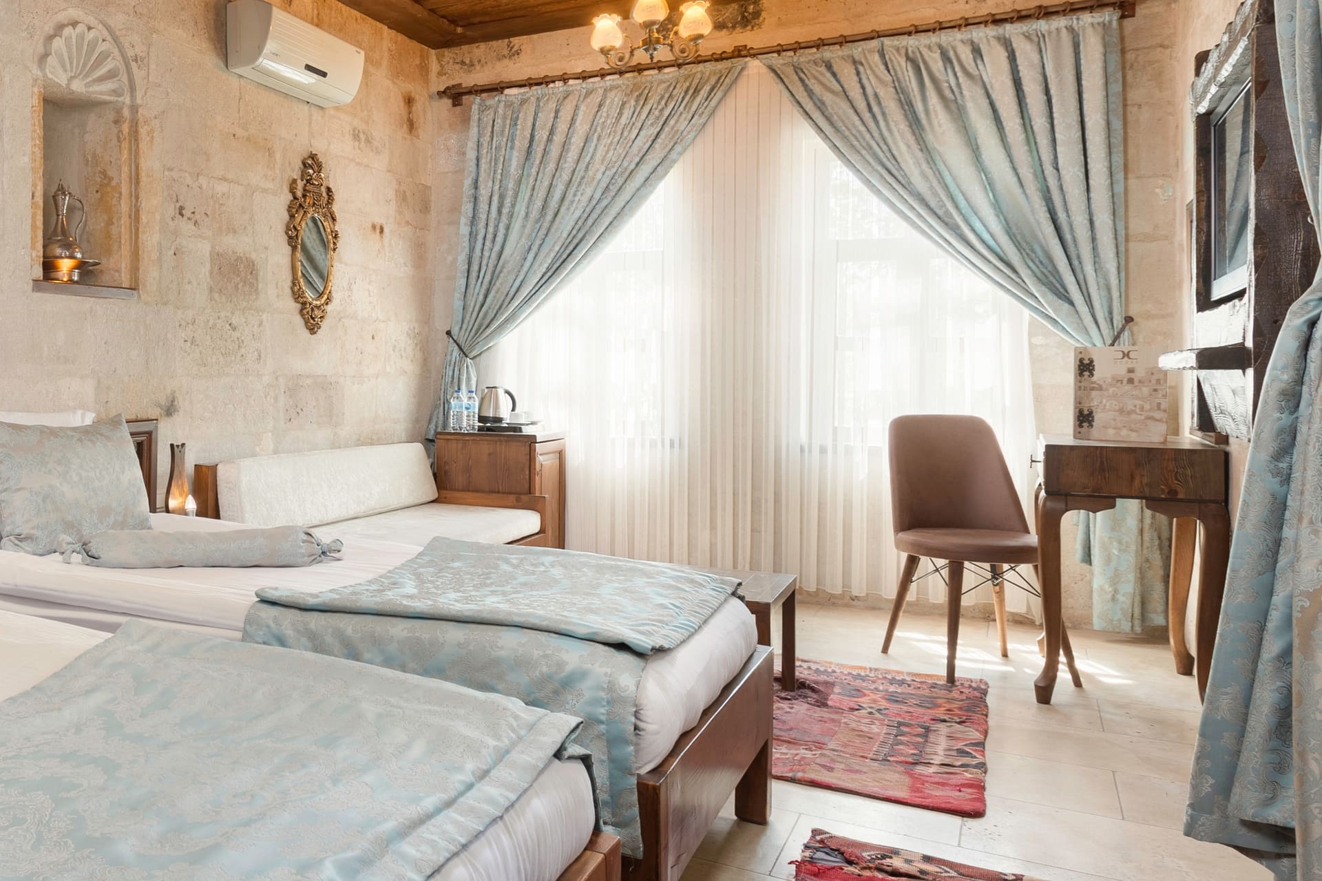 Room 118, Deluxe: Two beds, desk and chair, curtained window view