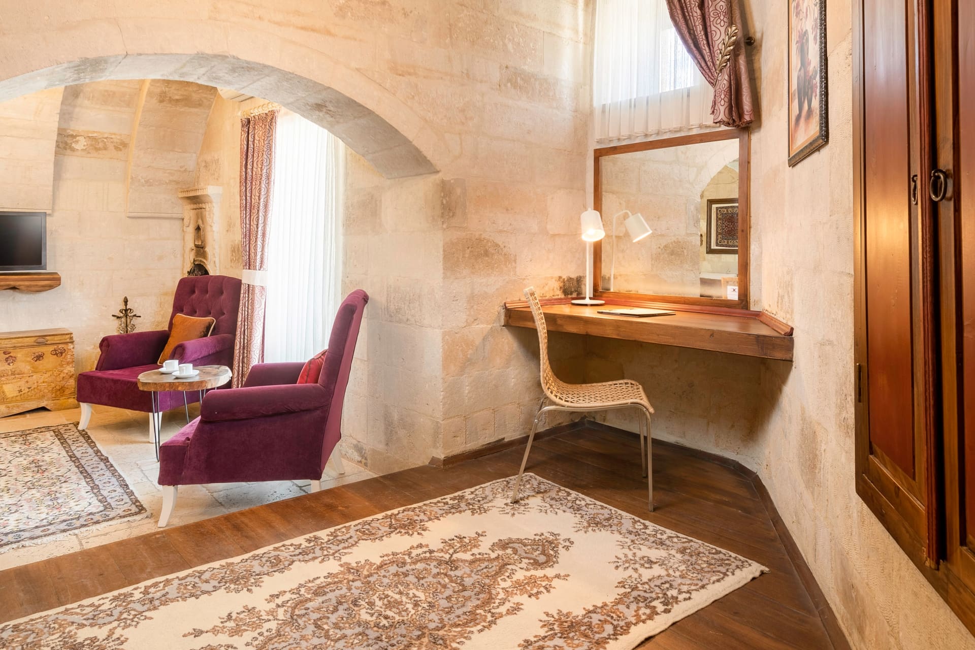 Room 109, Deluxe: Armchair, mirror and desk corner