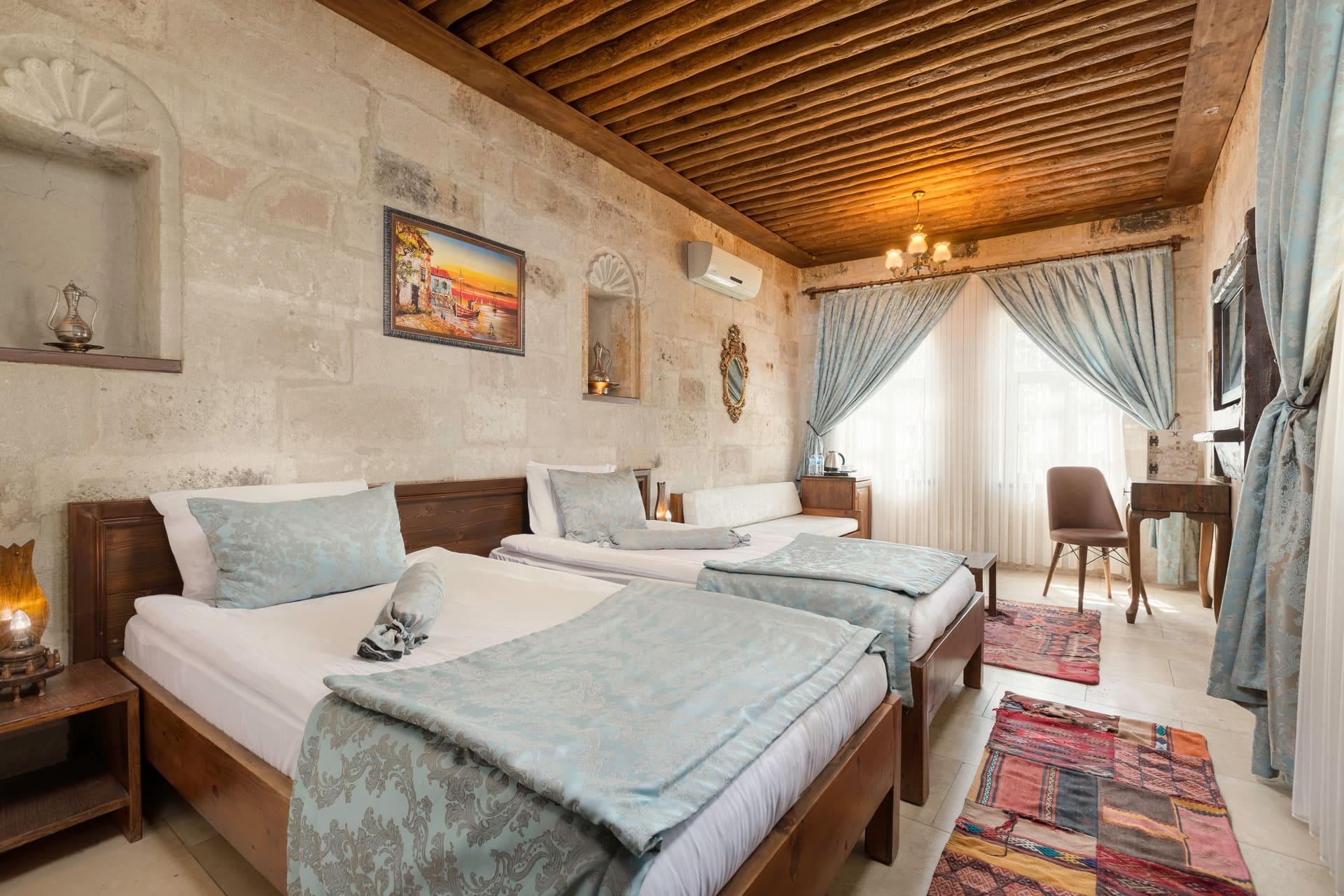 Room 118, Deluxe: Two beds, desk and chair, window