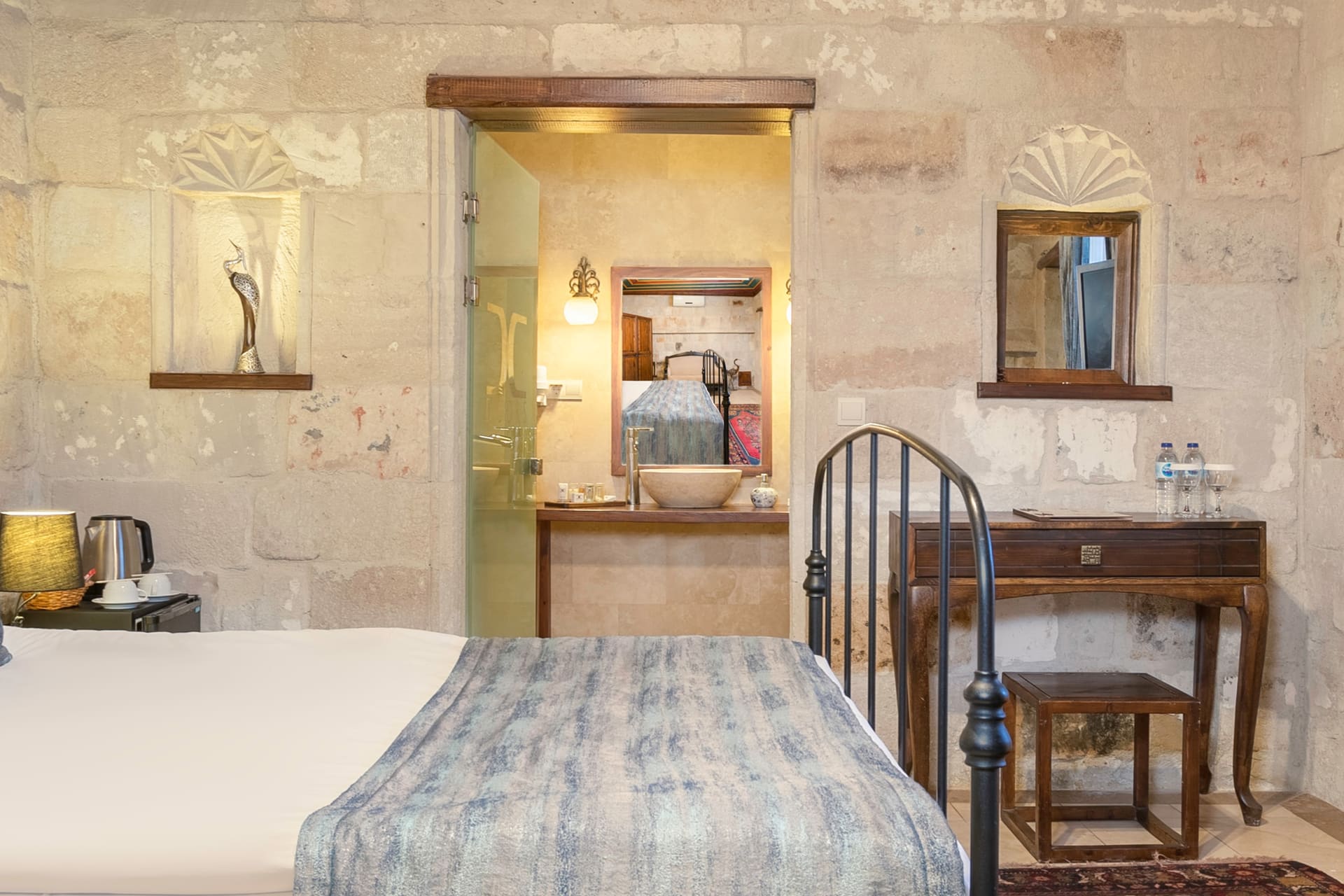Room 101, Deluxe: Sink on a wooden counter, mirror and wall sconces