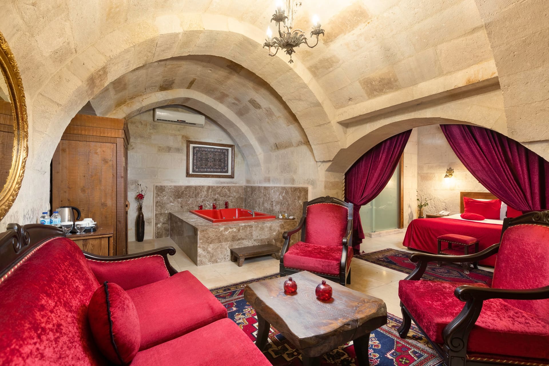 Room 110, Queen Suite: Seating area facing the jacuzzi, drinks set on the side table.