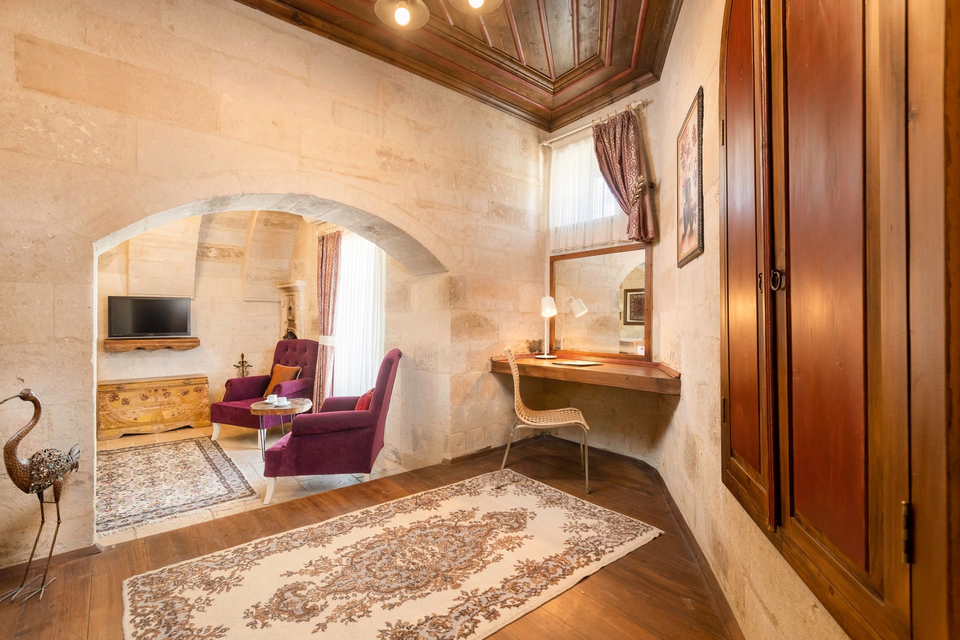 Room 109, Deluxe: Seating nook, armchair, television, bird-shaped decoration