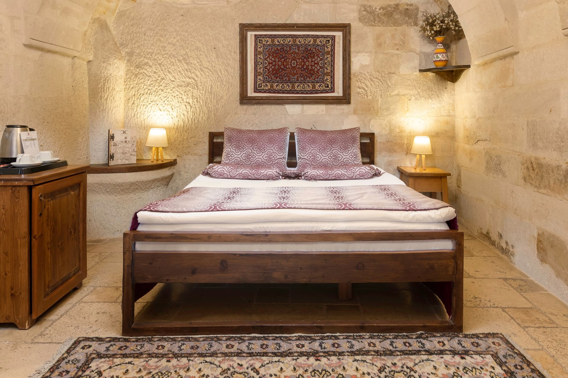 Room 109, Deluxe: Close view of the headboard with a lamp on each side