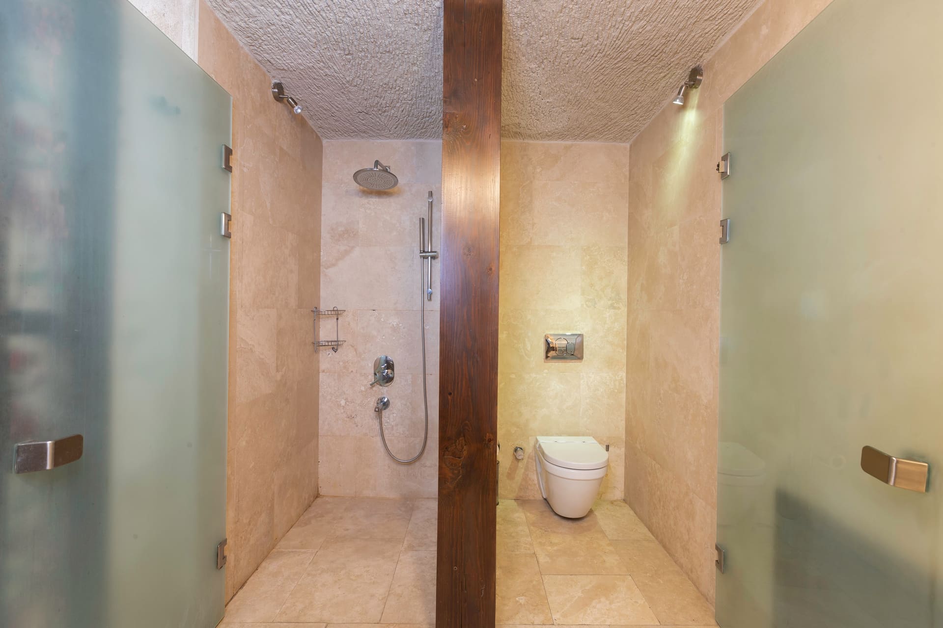 Room 116, Deluxe: Frosted-glass shower stall, toilet visible